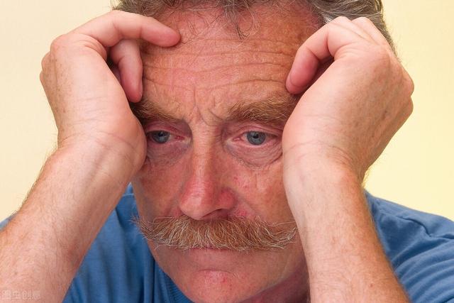 阿尔茨海默病|这7个表现，或是老年痴呆的前兆，不重视，可能会成为儿女的负担