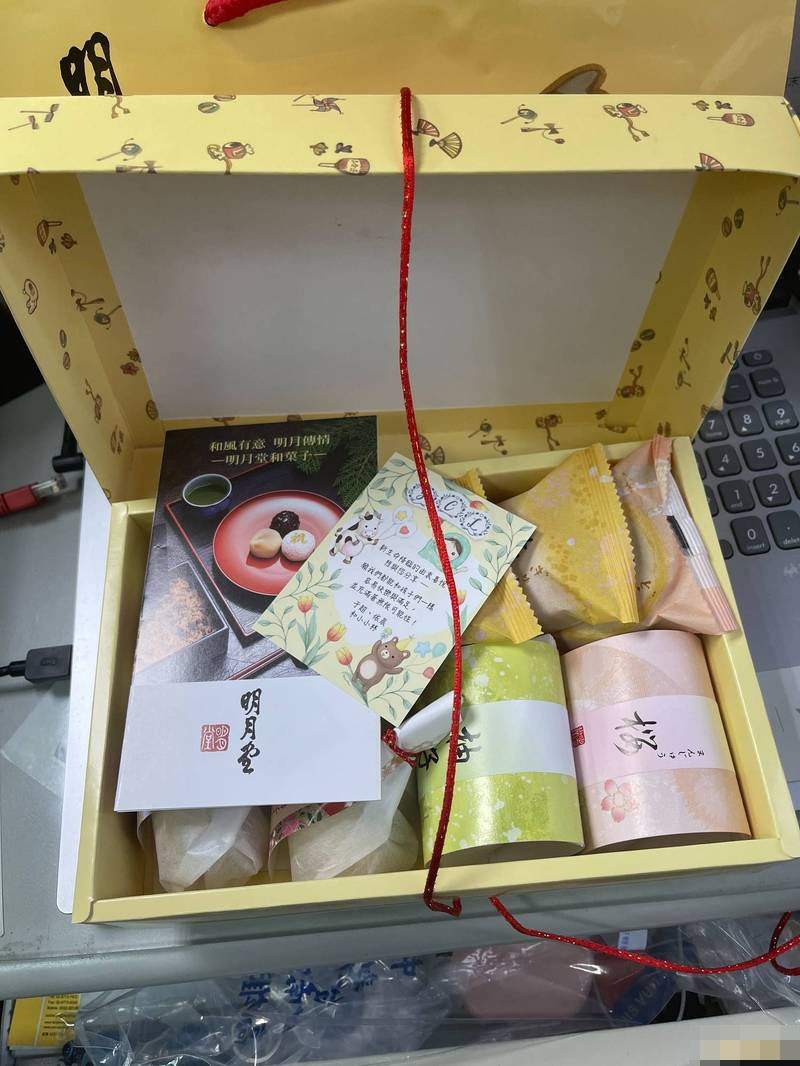 莫小贝|林依晨女儿满月，她向亲友派送精美满月礼盒，公开孩子乳名