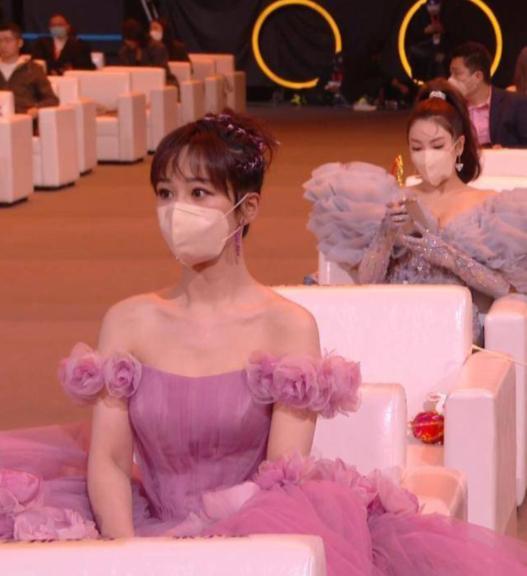 杨紫|微博之夜：贾玲杨紫错位照，王一博口罩赢了，肖战化身宠紫狂魔