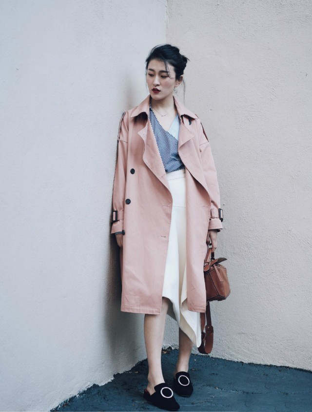 混搭时尚Anna “马丁靴”过时了，今年秋季流行“乐福鞋”，配风衣穿时髦显气质