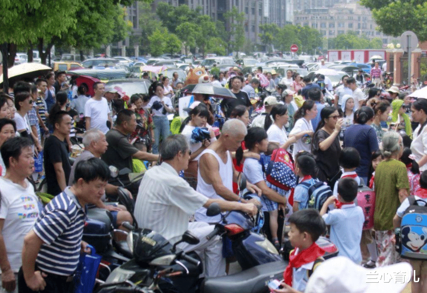 马蓉|剧组拍戏封路不让过，接孩子的家长怒了：以为自己是谁？