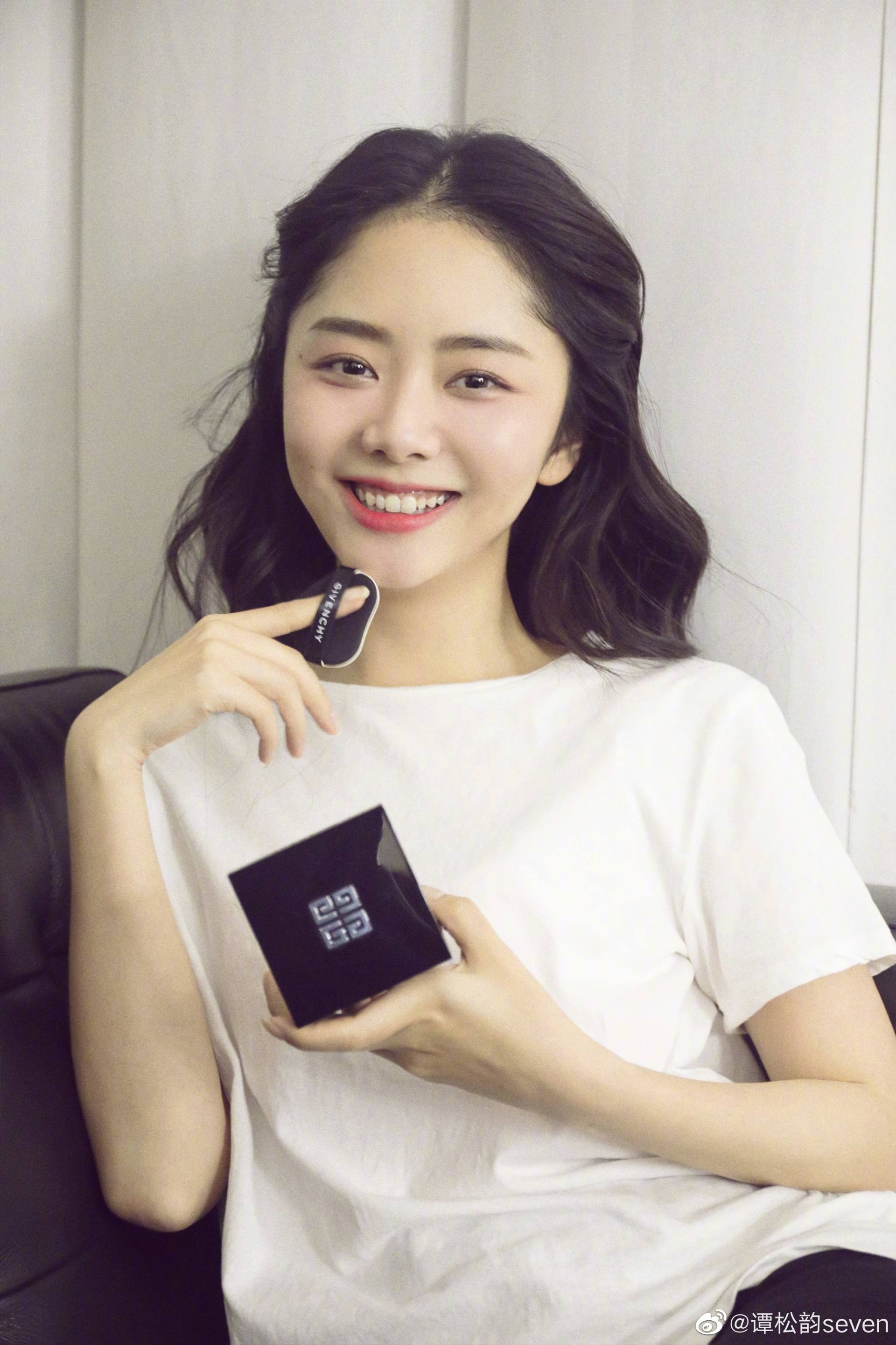 谭松韵|谭松韵又接辱华品牌代言，海报暴露五官缺陷，路人缘全败光？