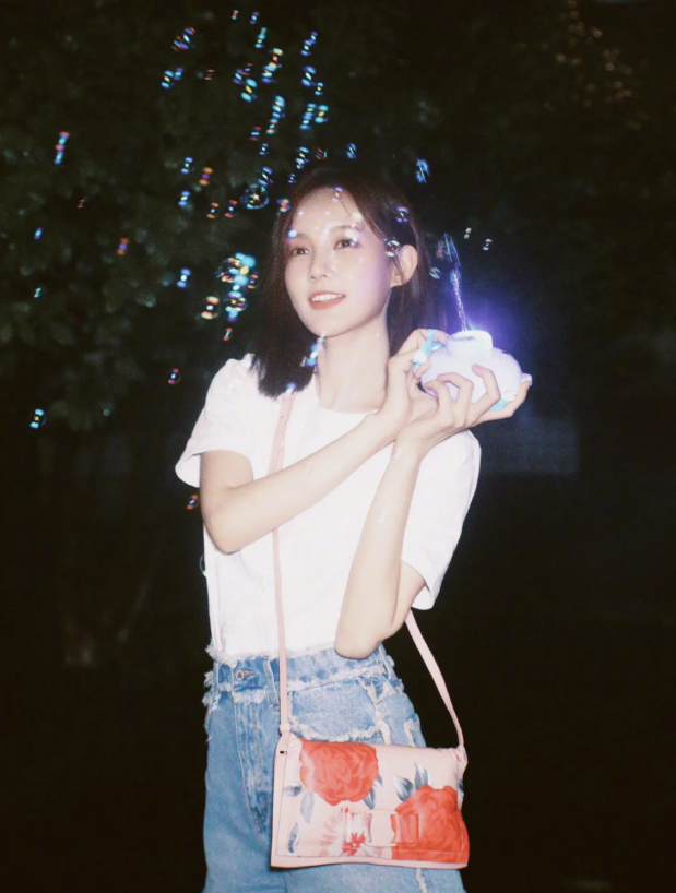 大时尚大观点|拍戏多年一直不火,30岁凭初恋脸圈粉,李一桐晒“泡泡照”太减龄