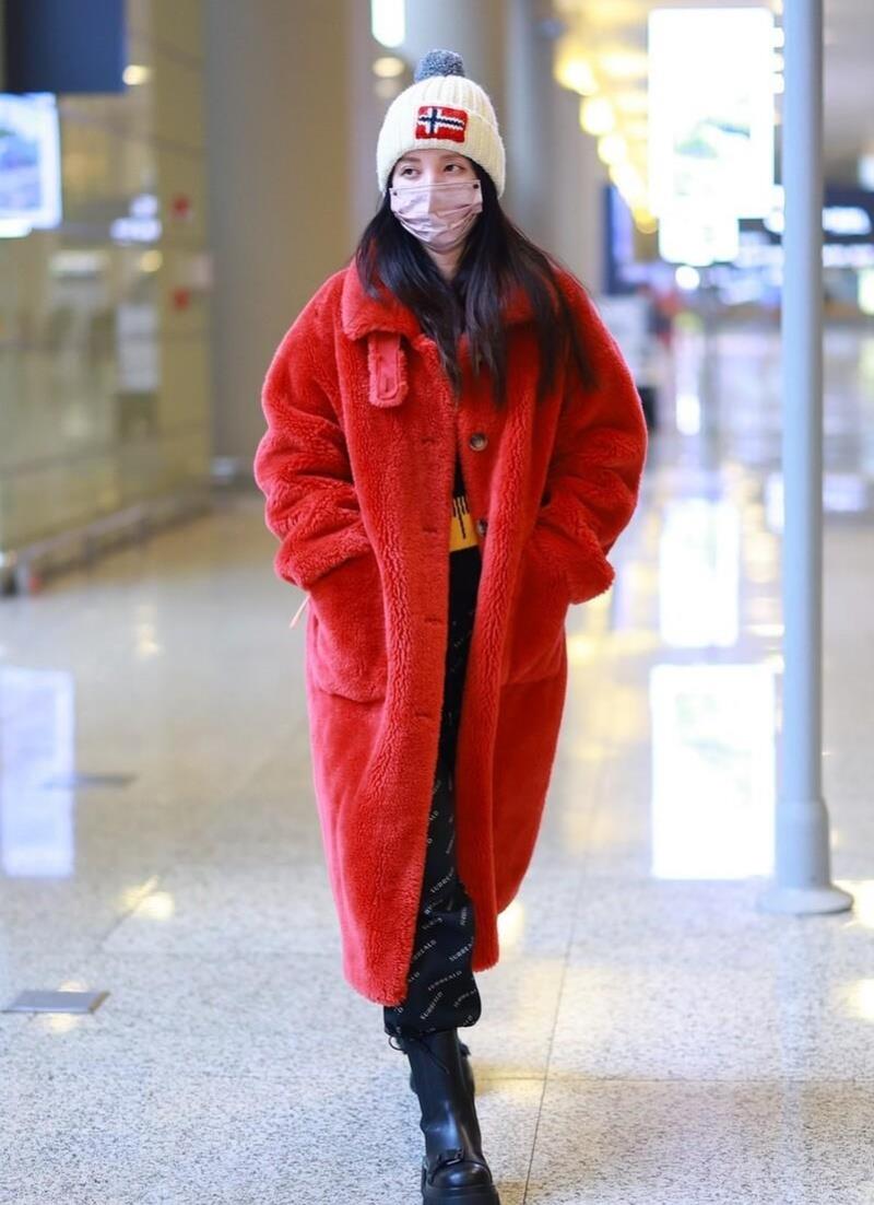 张萌|张萌不愧是娱乐圈富婆，大红色羊羔毛外套显富贵，女明星气场超飒