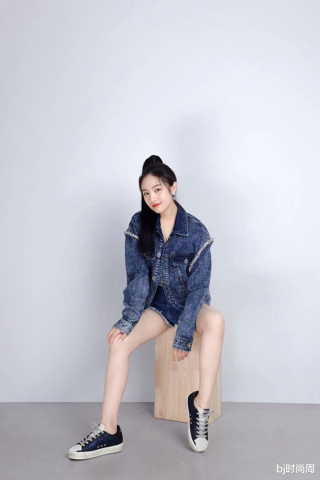 穿衣搭配|李兰迪穿蓝色套装搭配马尾辫，显腿长显气质，还特有活力