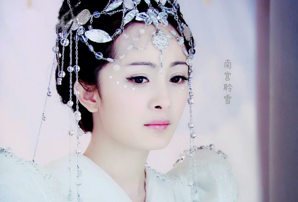 杨幂|杨幂代言睡衣太撩人，热带风情气息掩盖不住，一双大长腿让人羡慕