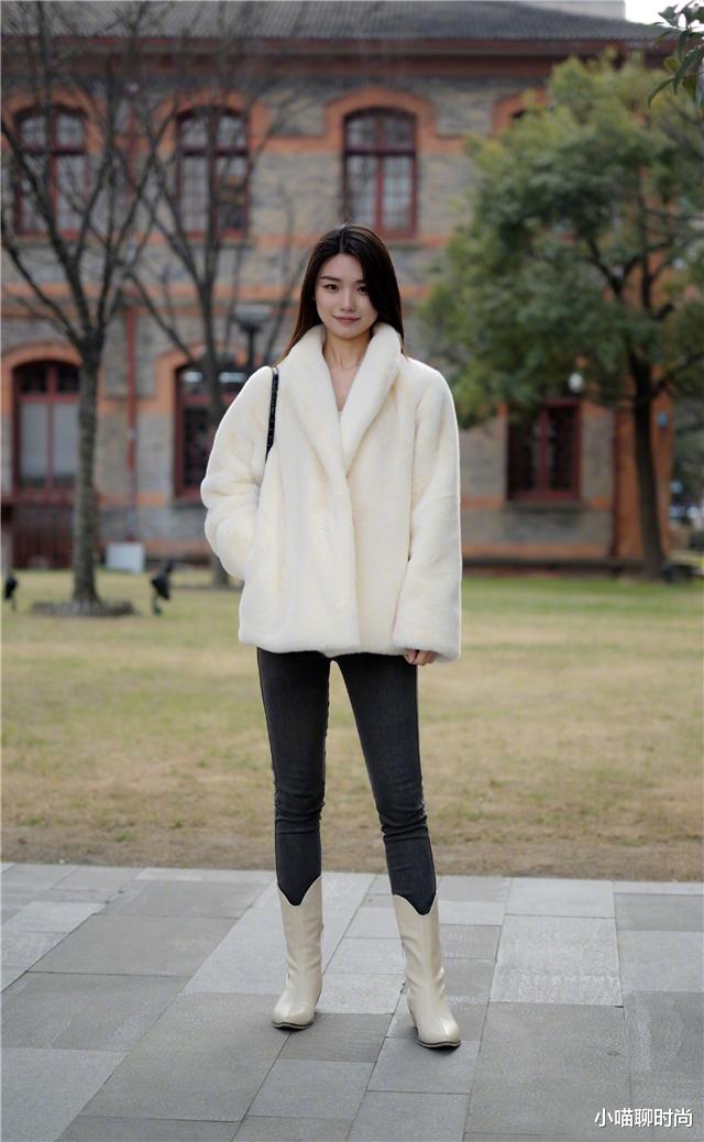 小喵聊时尚 2021秋冬又火了一种靴子叫“米色靴”,洋气保暖,配大衣穿很高级
