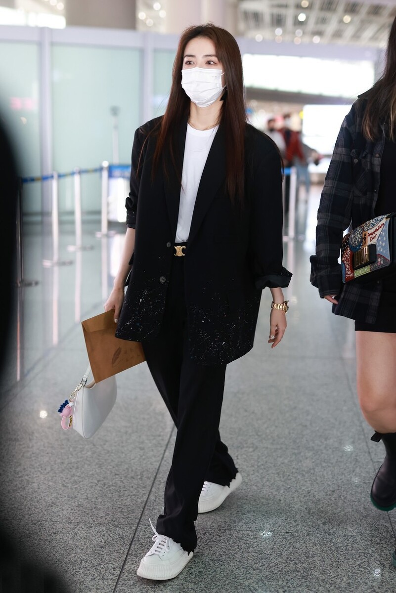 大表姐的时尚圈|徐璐这样穿真“省布”，吊带小背心舒适凉爽，配人字拖也很有个性