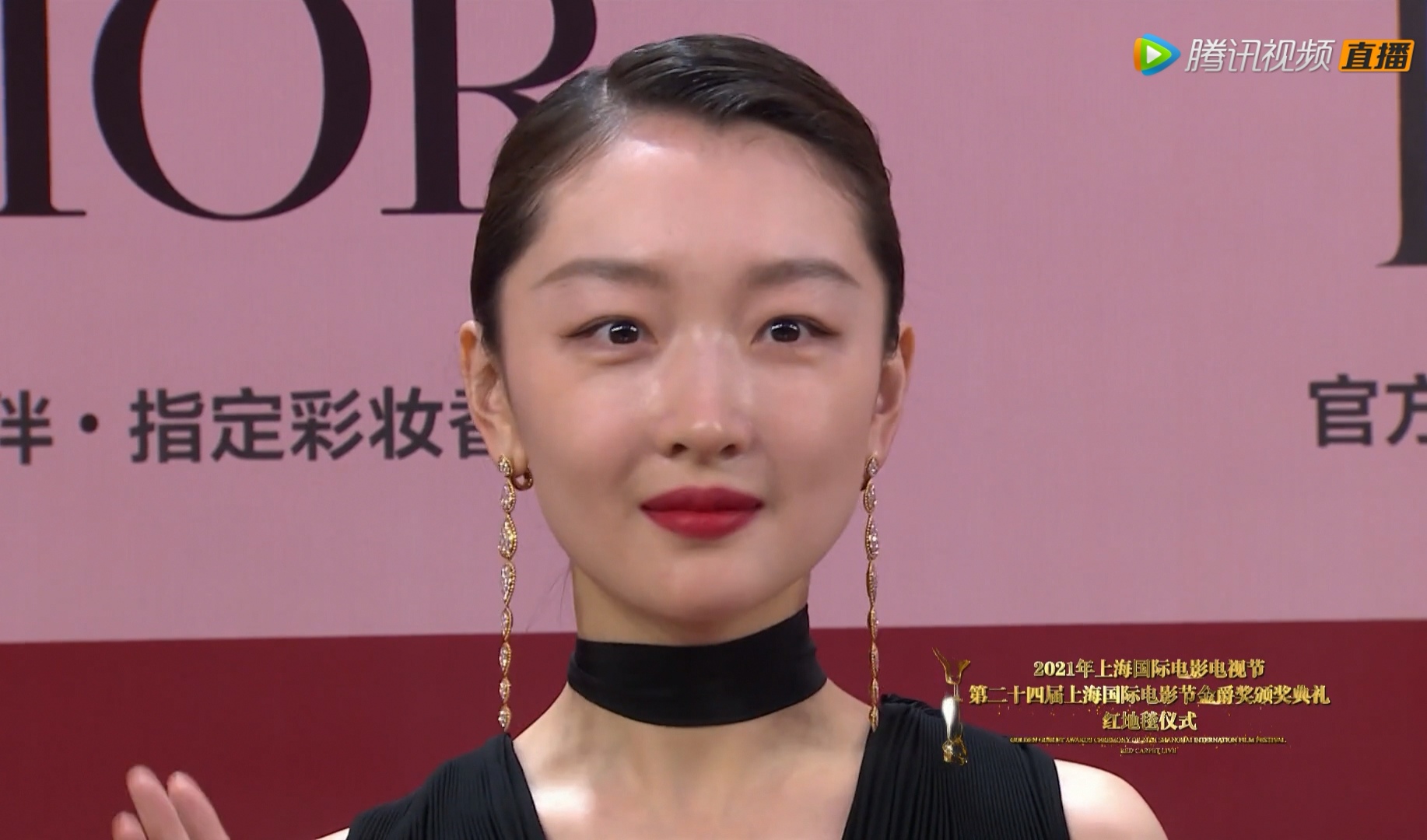 郑秀文|金爵奖红毯：周冬雨深V到肚脐，陈都灵华服亮相却惹一身尴尬