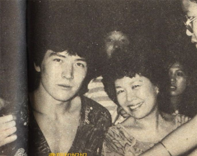 费翔|1982年,22岁的费翔和21岁的叶倩文跪在费翔母亲面前,费翔母亲坚决不同意