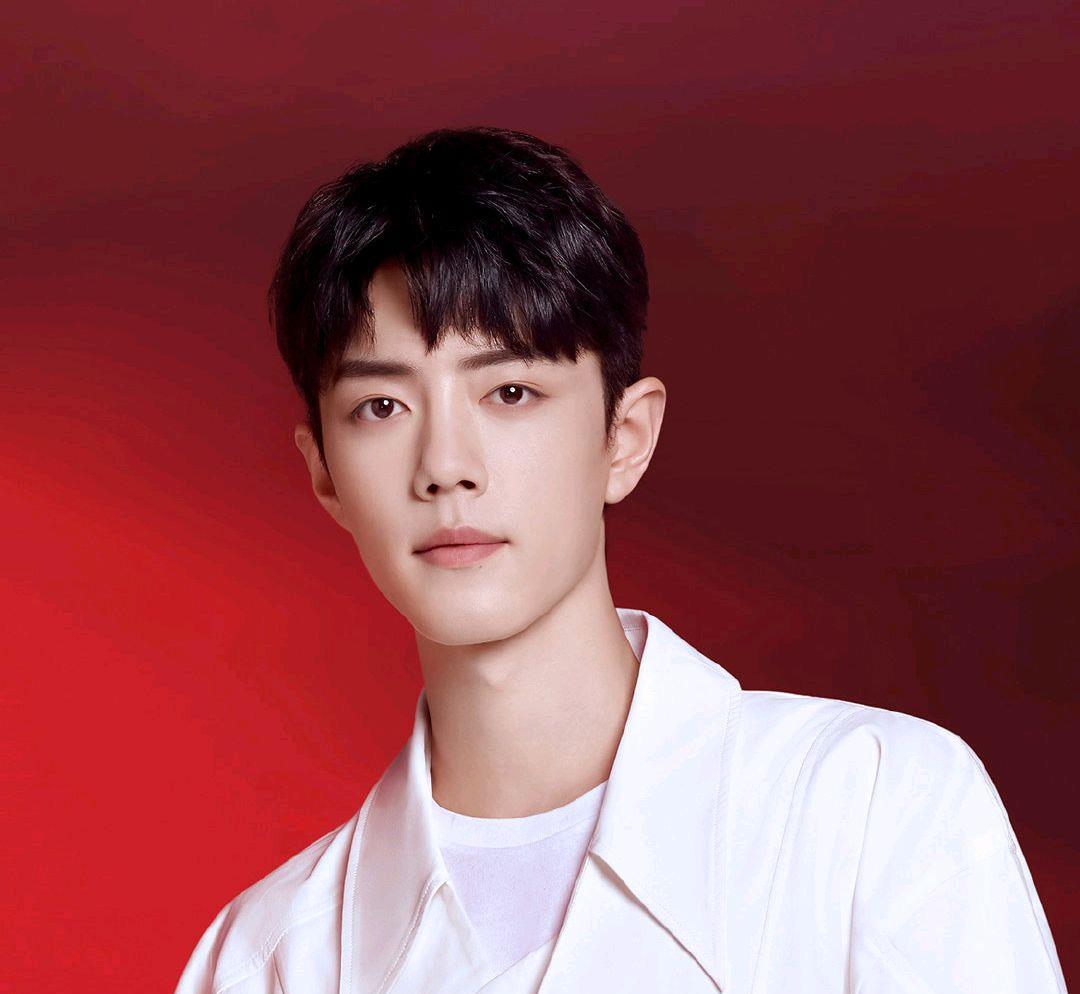 操场|《人民资讯》宣布肖战登上杂志，黑白两种风格，肖战“很真”