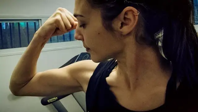 白雪公主|恶毒皇后居然比白雪公主更美？大长腿让人舔屏，36岁吊打一众小花