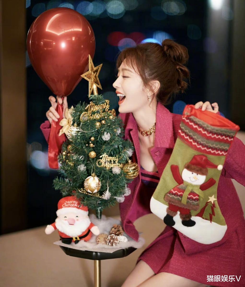 秦岚|女星过圣诞，麦迪娜忙带娃，钟楚曦穿黑丝身材火辣，秦岚白到发光