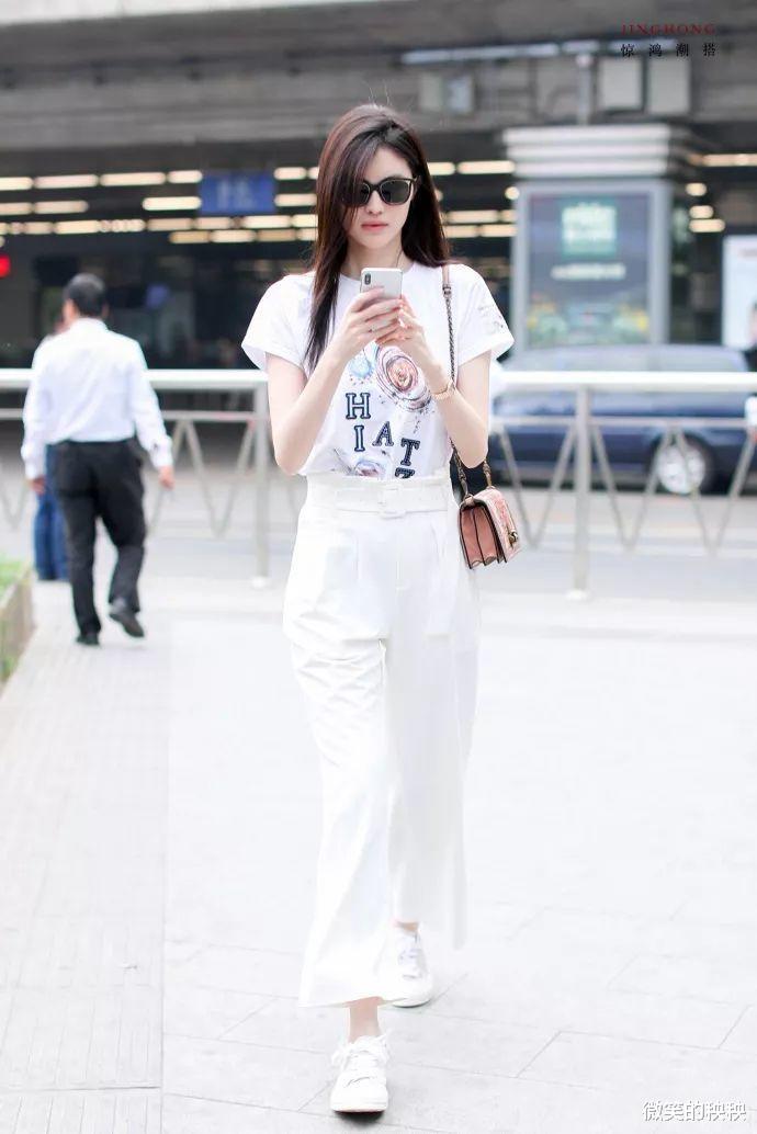 微笑的秧秧|夏天会穿白色才优雅，看时尚博主的高分示范，每一套都是气质模板