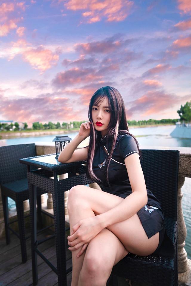 旗袍公馆|“亚洲第一美”克拉拉，一袭短旗袍穿出尤物身材，凹凸曲线藏不住