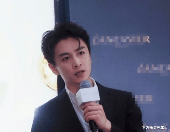 浙江卫视|33岁陈晓出席活动,这侧脸生图杀堪称一绝,幸福全部洋溢在脸上