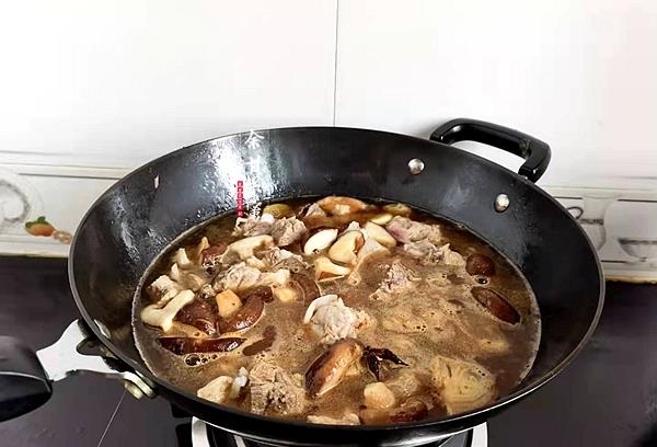 养花小娇娘|家常炖排骨，多加这两种食材更抢手，汤汁浓郁鲜美下饭，可香了