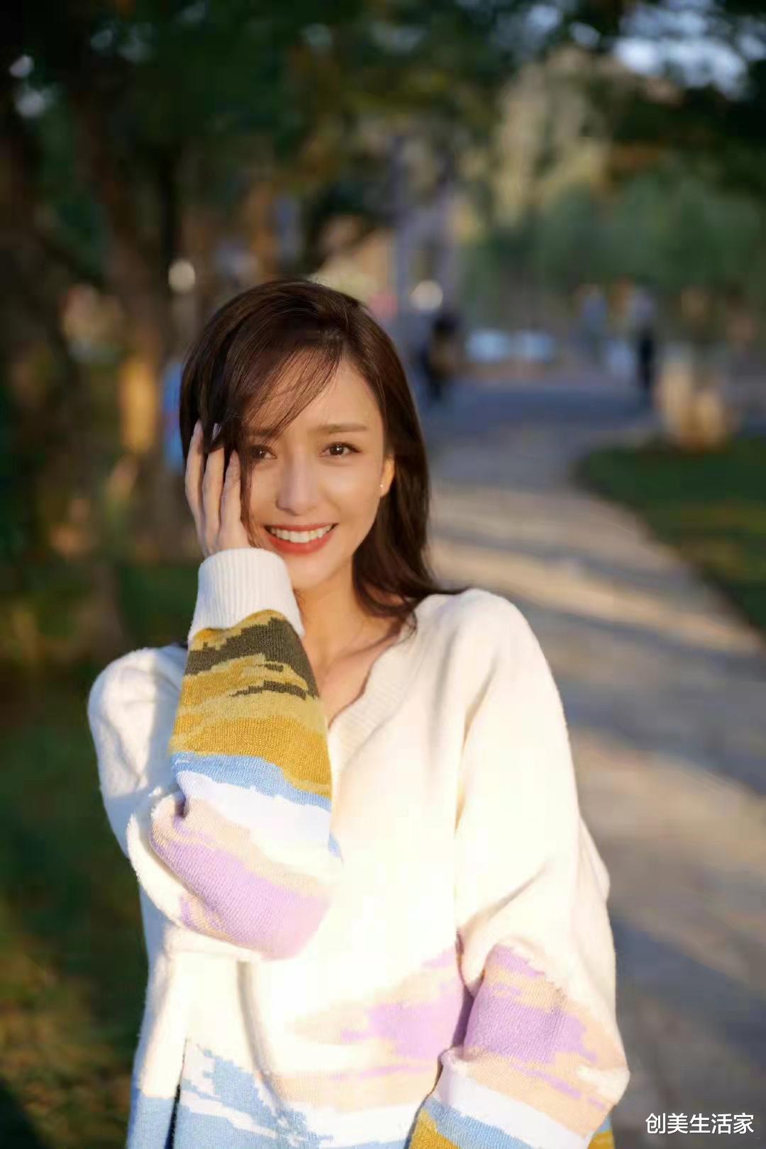 诺基亚|佟丽娅白色涂鸦针织毛衣,干净清新,美少女既视感