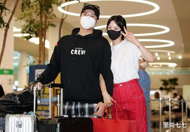 韩艺瑟|韩艺瑟首次带男友走机场，小10岁男友真容曝光，眯眯眼身材很壮硕