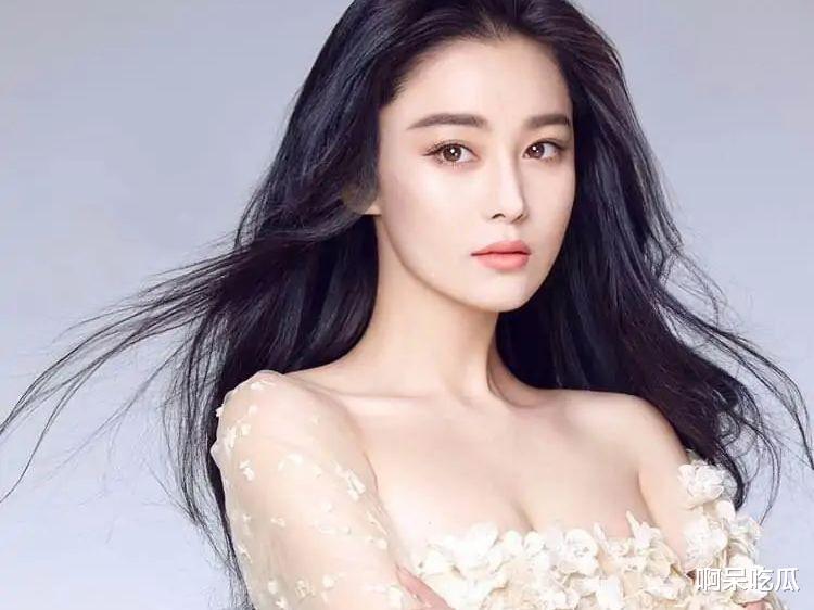 张馨予|张馨予素颜太美被狂赞，皮肤白皙像剥壳鸡蛋，绝美身材惹人羡！