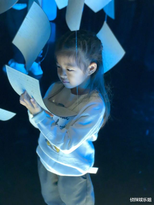 章子怡|汪峰一家五口幸福出游，章子怡与小苹果亲密依偎，宛如亲生母女