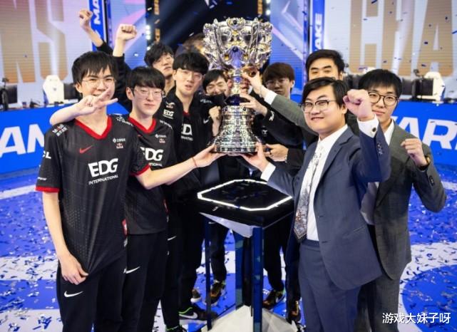 教练|小虎直播诉苦,EDG冠军教练加盟是噩梦,刚来大家就要叫他开哥