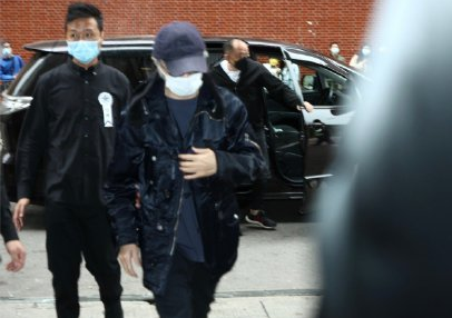 周润发|吴孟达离世近半年，周润发公开评价昔日同学，因未现身葬礼被网暴