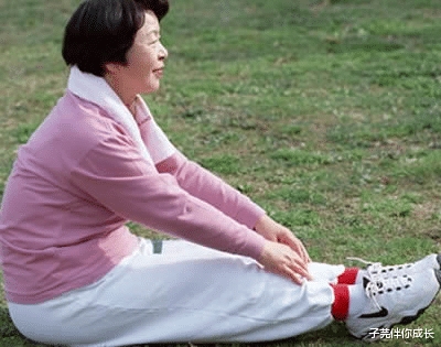 子芫伴你成长|53岁阿姨爱上夜跑，丈夫闹离婚，阿姨拿出一张纸：早盼着这一天