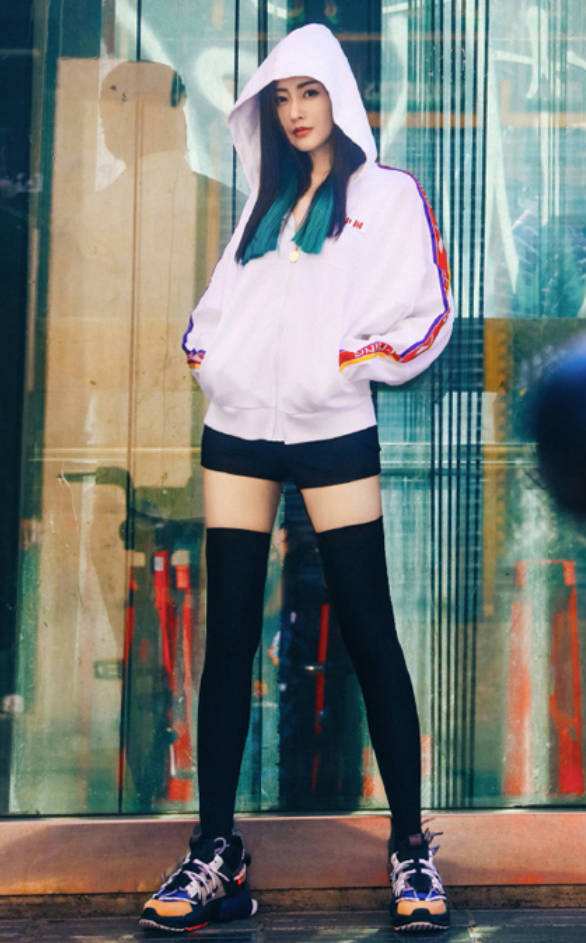 张天爱|张天爱“魔鬼身材”现身活动，穿露脐装秀身材，配渔网丝袜好性感