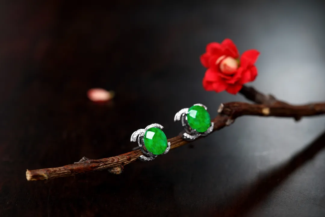 翡翠|翡翠饰品款式多样，佩戴起来有什么讲究呢？