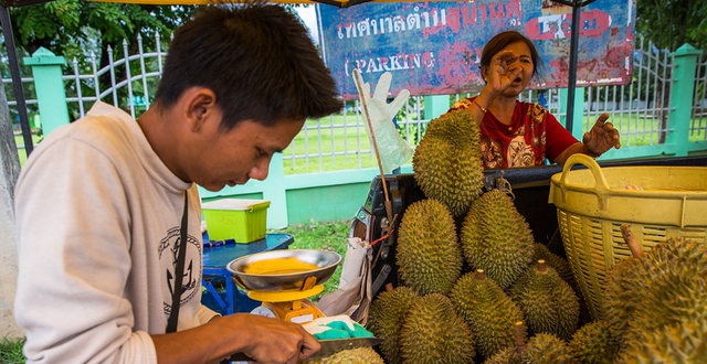 武汉 泰国游客来中国旅游，买了2个榴莲放下30元就走，老板：想干啥