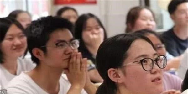 职业教育|“踩线”进大学的人,后来发展如何?过来人的回答,真实又辛酸