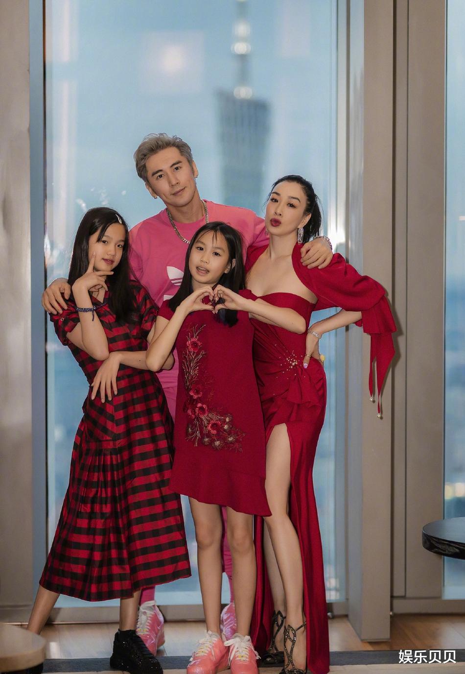 钟丽缇|钟丽缇一家六口过节！两位女儿穿红裙美得难分上下，公婆也现身了