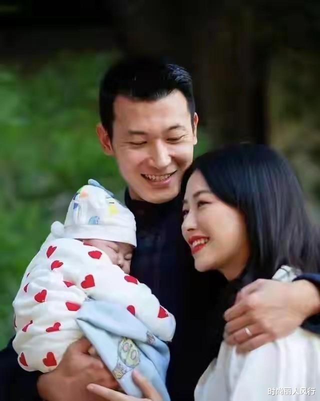 时尚丽人风行 朱珠聚齐京圈大咖为女儿取名！排场太大，她穿白衬衣亮相最出风头