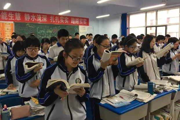 糯妈育儿经|衡水中学在深圳开分校，复读费一年高达12万，名额瞬间被抢空