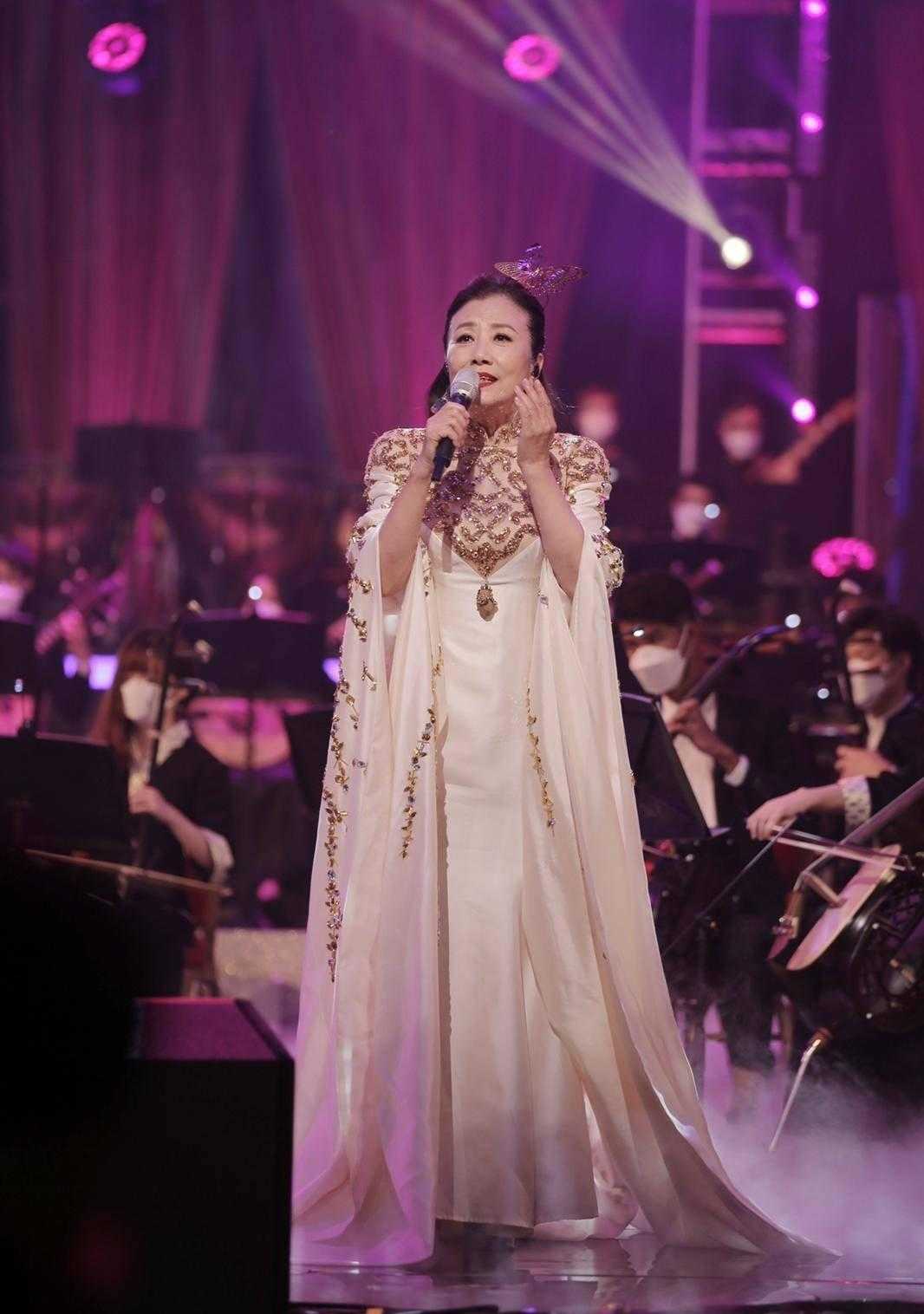 何有强|汪明荃原装五官不怕老，牛仔外套配喇叭裤潇洒利落，简约洒脱