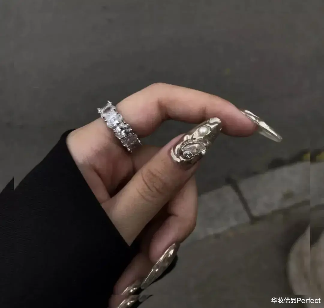 华妆优品Perfect|纯欲风“渣女”美甲，拿图去做！