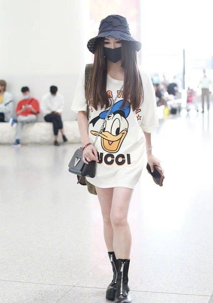 胖达美妆所|温碧霞难怪不服老,玩下半身失踪身材好得像个小姑娘,越看越迷人