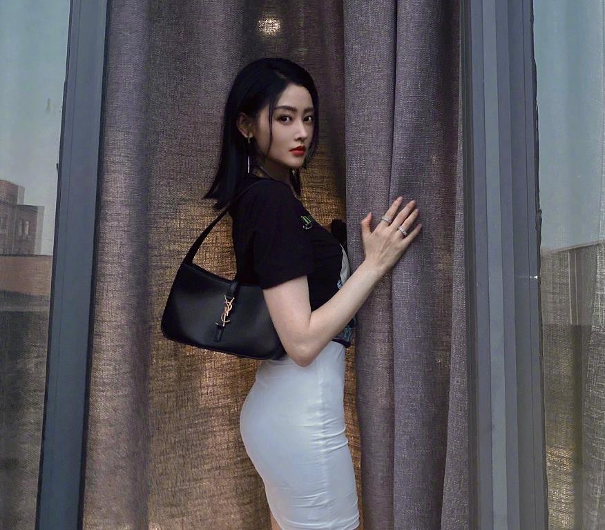 张天爱|张天爱拍戏片场还兼职带娃，抱着孩子臂力惊人，网友：春子好温柔