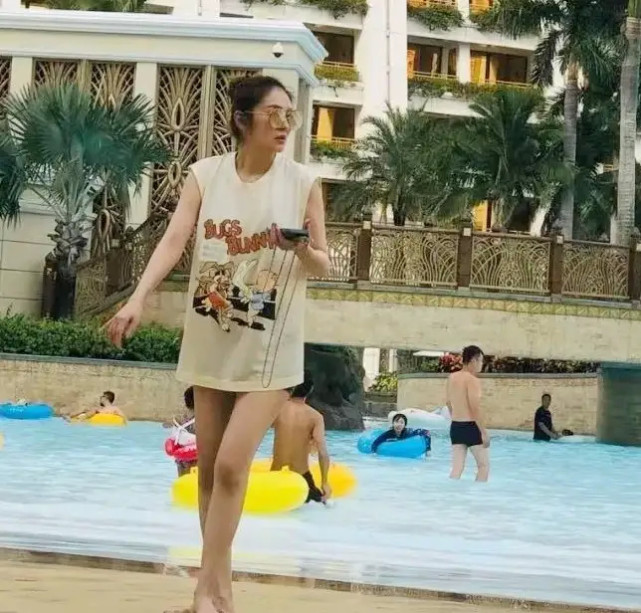 全球时尚风行|安以轩被养成胖阔太！穿T恤藏不住壮硕范，富豪老公却帅成小鲜肉