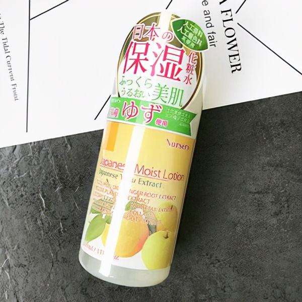 化妆水 告别干皮，让妆容更加服帖！记得洗面后用化妆水补水保湿