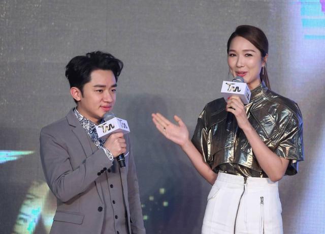 王祖蓝|身材矮小、长相普通的王祖蓝，为何能娶华裔小姐冠军李亚男为妻？