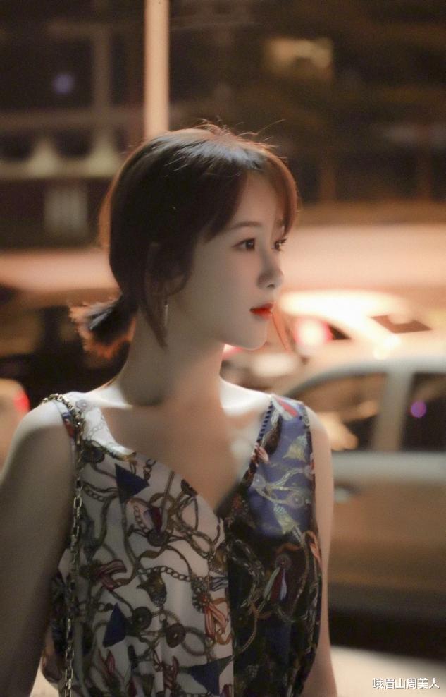 |杨紫瘦了就是自信，一袭白裙清新甜美，扎丸子头圆脸不见了
