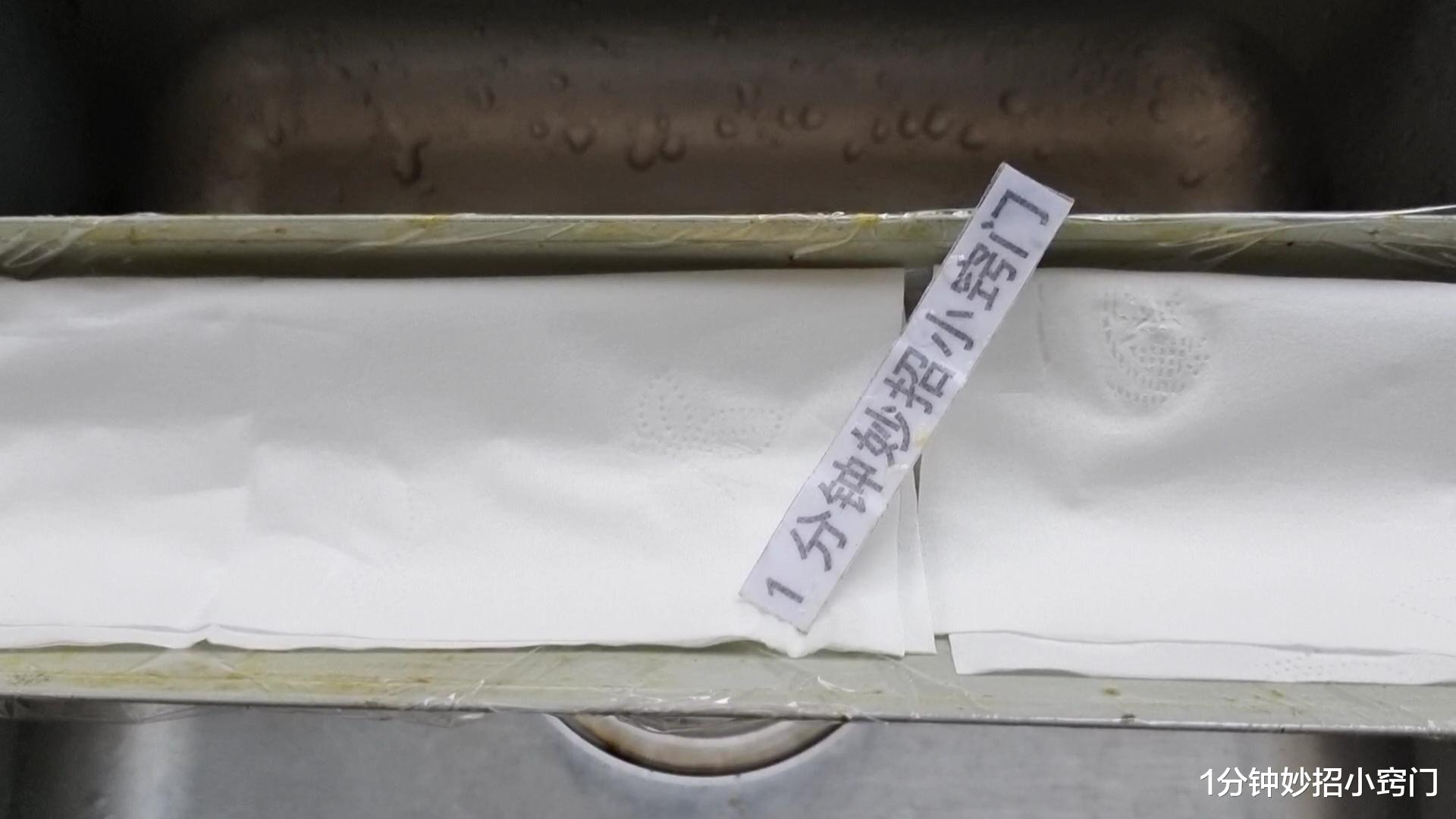 油烟机油盒清洗有窍门,学会了用水一冲,油污轻松掉下来