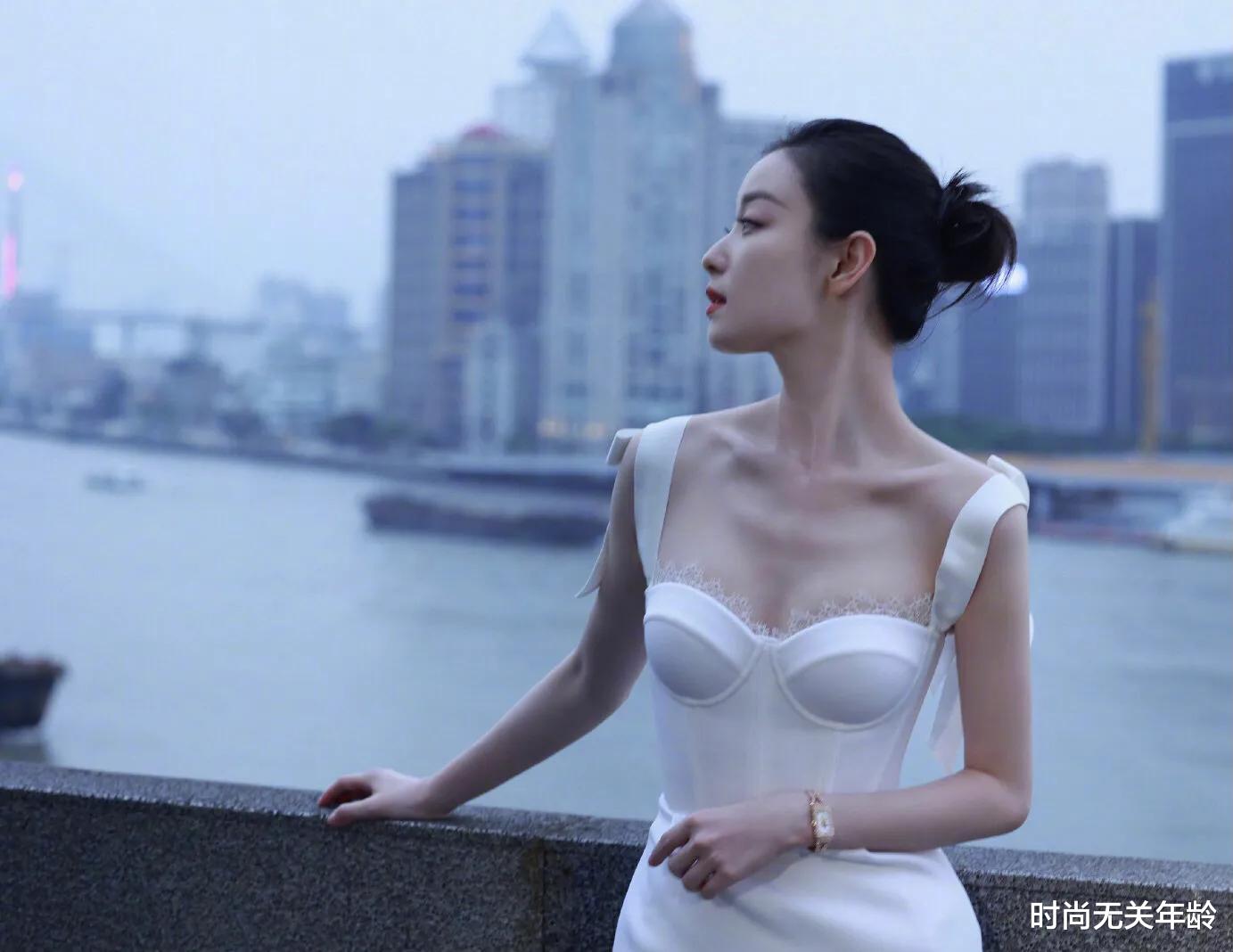 时尚无关年龄|内衣外穿难看？看倪妮的胸衣式礼服，才知道什么是美得高级
