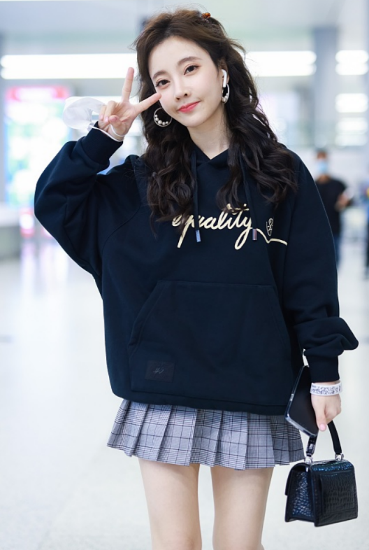 冯提莫|不怕冷的冯提莫,卫衣配百褶半身裙,这是把机场当秀场啦!