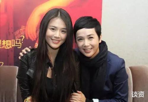 马思纯|33岁马思纯疑与男友已结婚，现身机场孕味十足，妈妈贴心搀扶