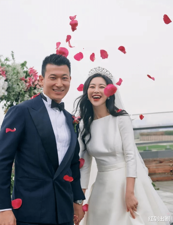 王岳伦|37岁朱珠穿紧身衣做瑜伽,双手撑地曲线突出,产后4个月更显丰腴