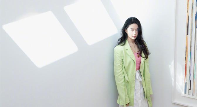 方脸妹说时尚|34岁刘亦菲这眼神太绝了,穿盔甲式西装配漆皮长靴,盖不住这锋芒