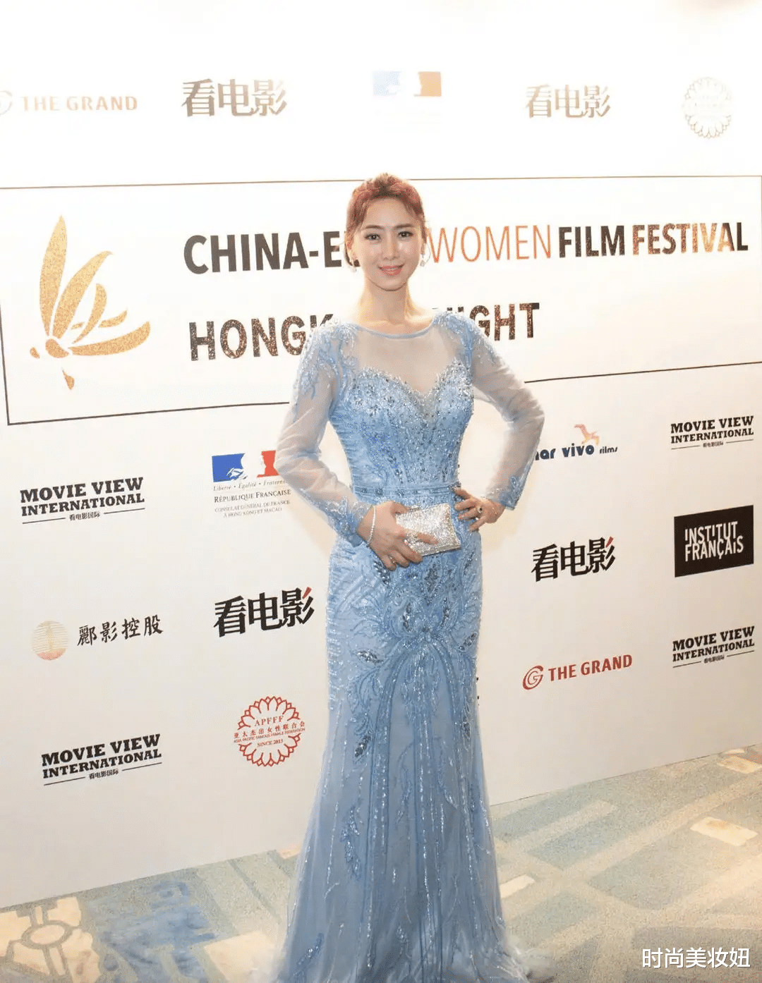 时尚美妆妞|被52岁翁虹身材迷住,一袭透视刺绣连衣裙走T台,昂首挺胸好惊艳